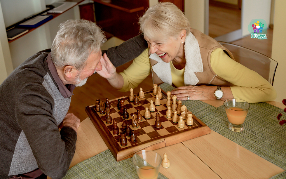 una pareja adulta jugando ajedrez