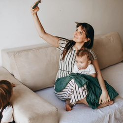 Mamá influencer publicando la vida de su hijo en redes