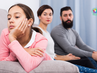 Padres preocupados por su hija adolescente