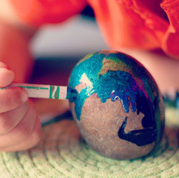 Ideas para desarrollar la creatividad: pintando piedras preciosas