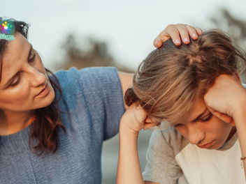Madre hablando con su hijo sobre el abuso sexual