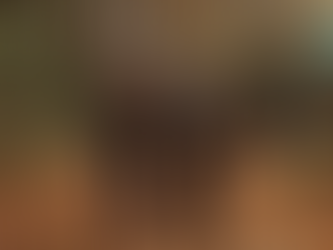 Pareja de personas mayores dando un paseo por el campo