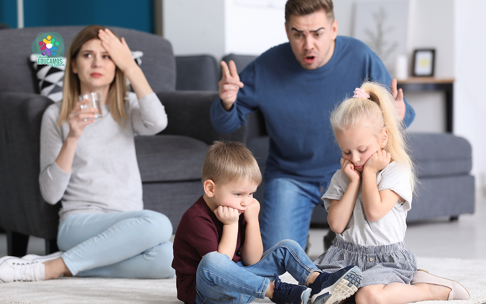 Padre regañanado a sus hijos, madre proeocupada