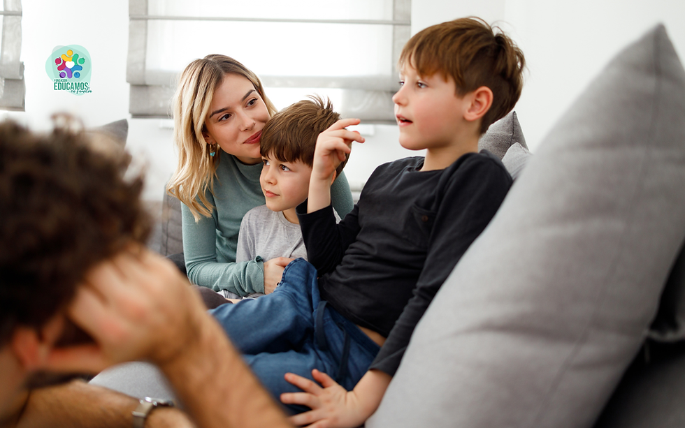 Padres dialogando con sus hijos sobre las noticias que vieron