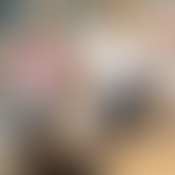 Hijo contándoles algo a sus padres