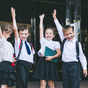 Niños yendo al colegio