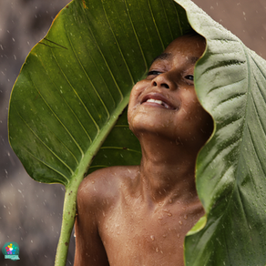Niño bajo la lluvia