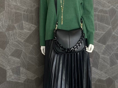 Kashmerepulli Jadicted 300€, Rock Stand Studio 398€, Tasche G. Chiarini 250€
