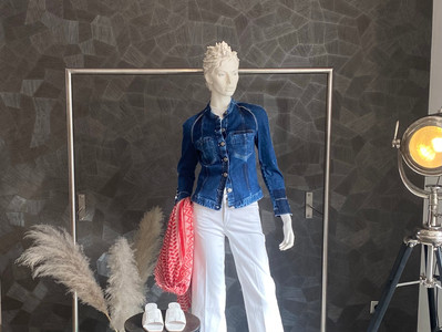 Jeansjacke HIGH 490€, Jeans Cambio 129,90€, Sandalen Kennel&Schmenger 199€