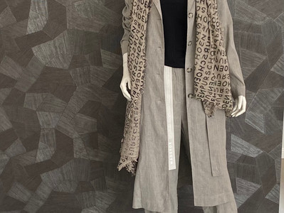 Mantel a. görtz 570€, Hose a. görtz 325€, Schal Pur Schön 269€