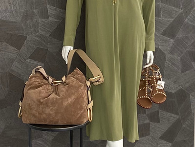 Kleid Jadicted 325€, Sandalen ASH 225€, Tasche D. Schumacher 650€, Schmuck Inrosa 69,90€
