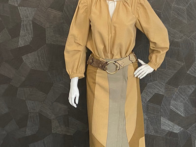 Outfit D. Schumacher: Bluse 380€, Rock 395€, Gürtel 250€, Sandalen ASH 225