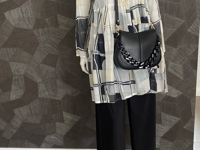 Tunika a. görtz 395, Hose a. görtz 310€, Tasche Gianni Chiarini 290€