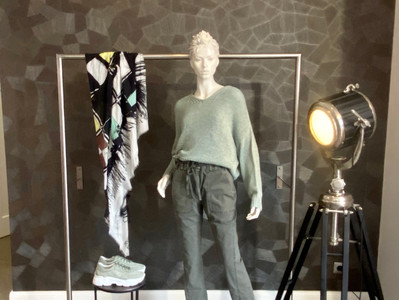 Outfit a. görtz: Pullover 270€, Hose 300€, Tuch 120€
