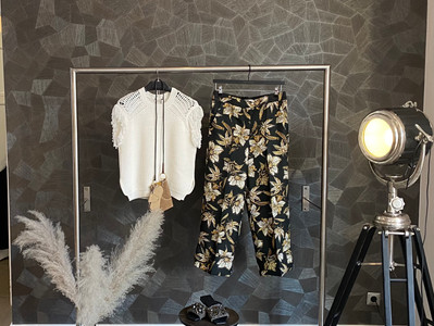 Outfit D. Schumacher: Pullunder 380€, Hose 395, Etuiset 250€, Schuhe 350€
