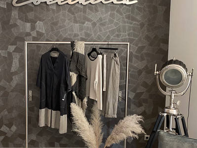 Outfit a. görtz: Kleid 435€, Pulli 299€, Hose 325€, Schal 160€