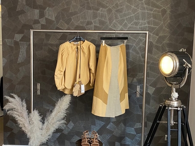 Bluse D. Schumacher 380€, Rock D. Schumacher 395€, Schuhe ASH 225€