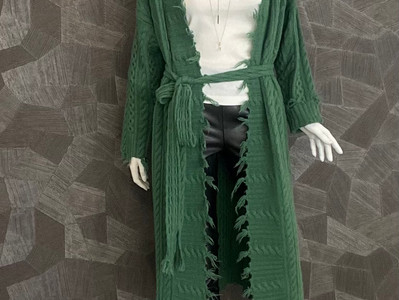 Kashmeremantel Jadicted 650€, Top ThomKrom 69,90€, Leggings D. Schumacher 270€,
