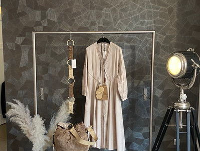Outfit D. Schumacher: Kleid 495€, Gürtel 250€, Etuiset 250€, Tasche 590€