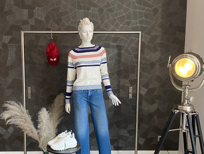 Pullover HIGH 350€, Jeans Cambio 139,90€, Sneaker ASH 225