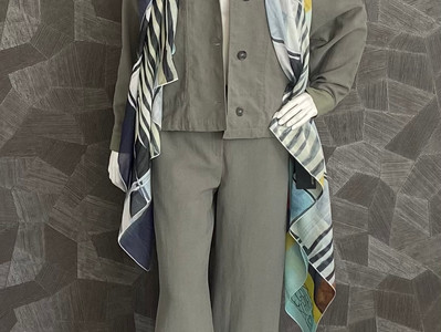 Outfit a. görtz: Jacke 405€, Hose 285€, Schal 180€
