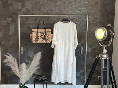 Outfit D. Schumacher: Kleid 450€, Tasche 250€, Schuhe 350€