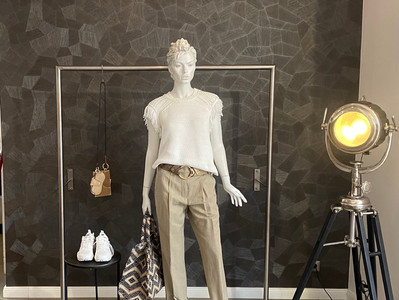 Pulli D. Schumacher 380€, Hose D. Schumacher 350€, Gürtel D. Schumacher 250€, Tasche Anokhi 119€