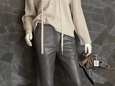 Pullover D. Schumacher 395€, Lederhose Stand Studio 419€, Sandalette ASH 225€