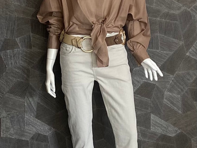 Bluse D. Schumacher 380€, Jeans True Religion 119,90€, Gürtel D. Schumacher 250€, Sneaker ASH 200€