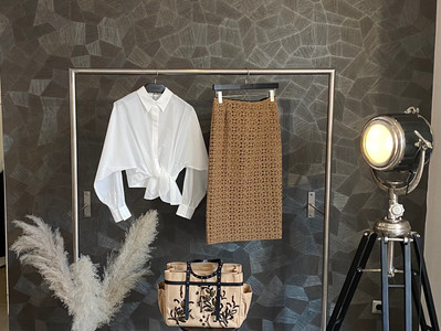 Outfit D. Schumacher: Bluse 380€, Rock 460€, Tasche 250€