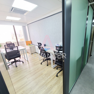 Shared office co working space located in Central 共享空間 地理位置優勢 位於金鐘 共享辦公室 中型辦公室 有窗 優美風景 乾淨整齊 陽光充足