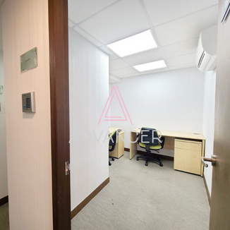 Share office co working space located in Mong Kok 共享空間 位於旺角 平價辦公室 有窗