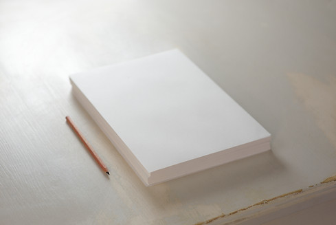Papierstapel und Bleistift