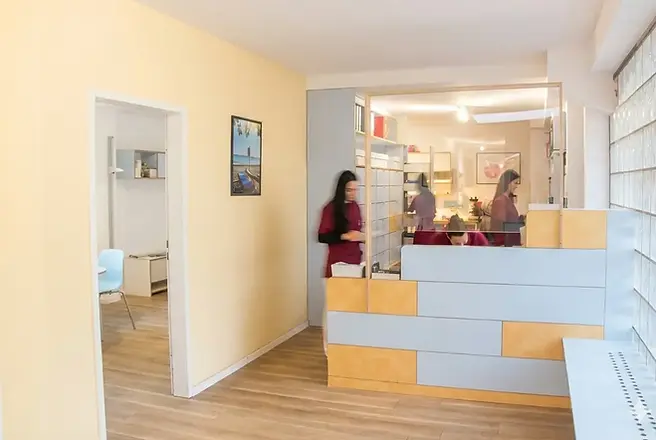 Empfangsbereich der Kinderarztpraxis Müller-Stahl & Zilinski in Köln-Höhenhaus mit Praxisteam an der Anmeldung.