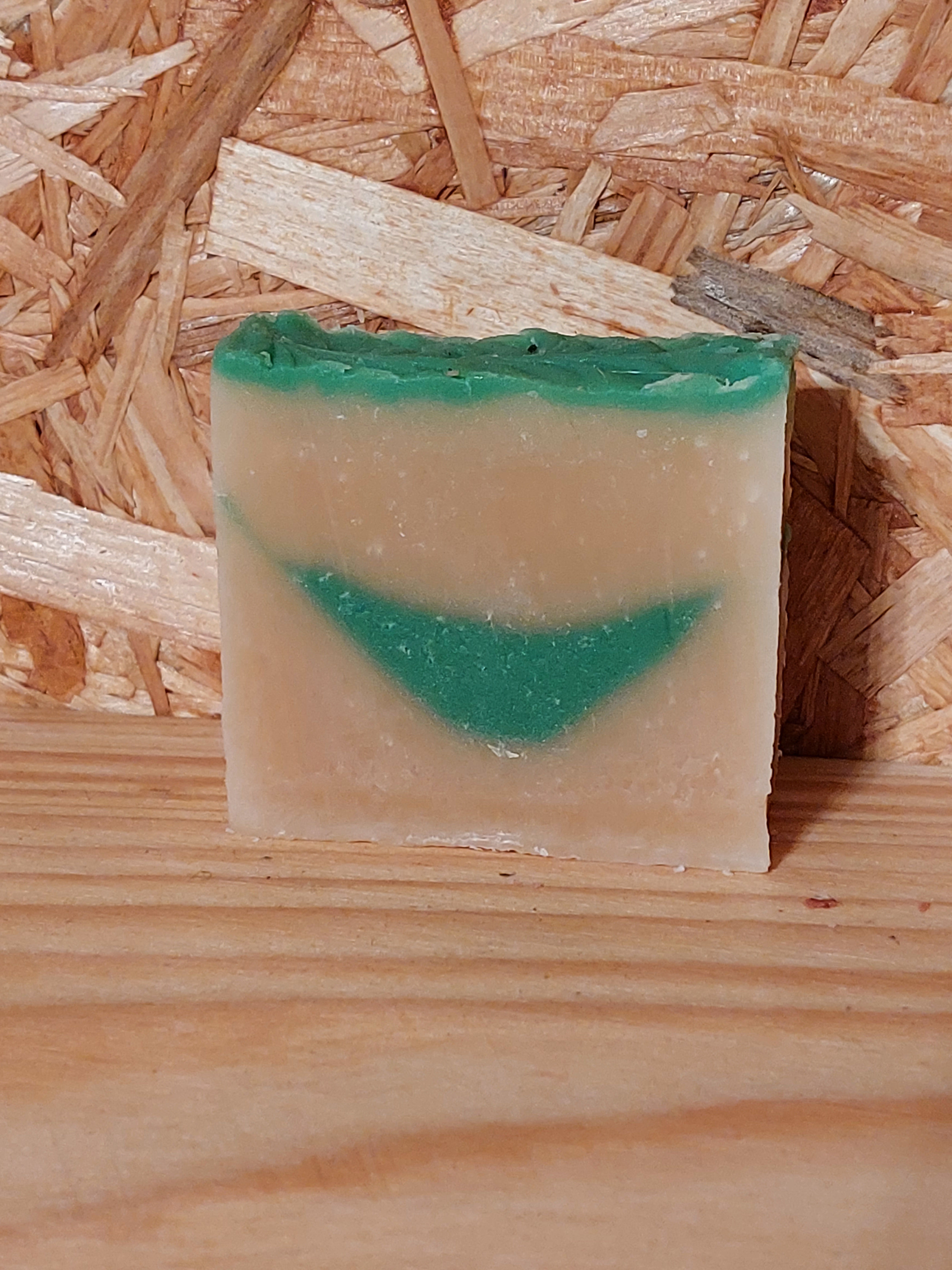 Savon naturel au lait de chèvre frais Huile Essentielle d'eucalyptus citronné
