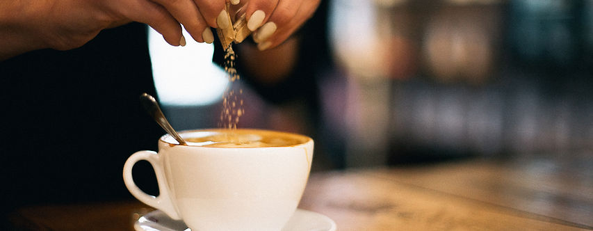 Zucker zum Kaffee hinzufügen