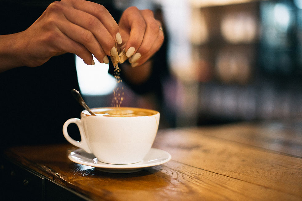 Zucker zum Kaffee hinzufügen