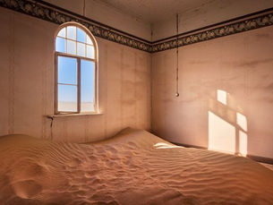 "Harmony in the Dunes: AlMultaqa's Musical Odyssey in Al Madam"