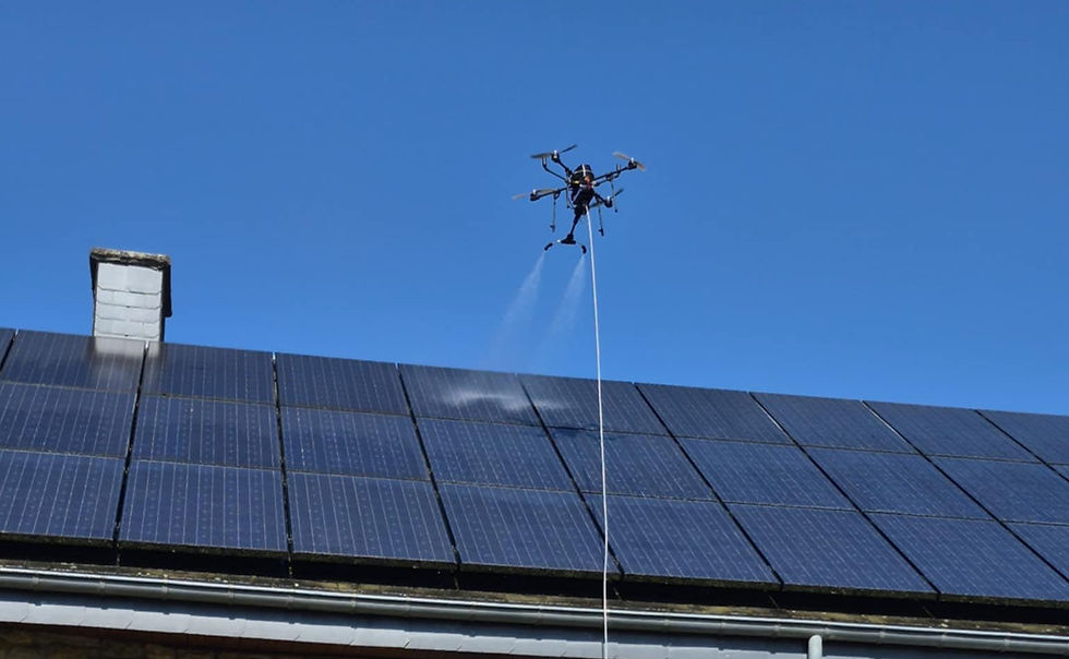 Reiniging van zonnepanelen met professionele reinigingsdrone