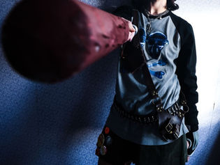 Hotly-tipped Leicester-via-London songwriter SOFY today shares a piercing new single ‘Wishbone’.  