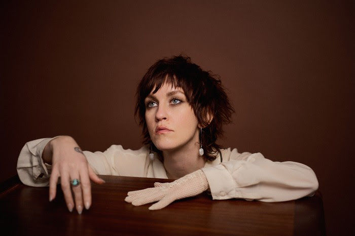 Johanna Warren shares the official video for “Automatic” taken from her new album Frog in the Belly of a Snake, out 29 January via Soul Selects.