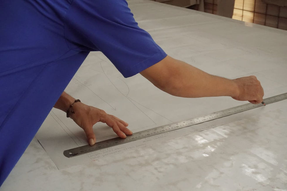 Proses pengukuran material dalam produksi garment.