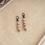 Thumbnail: Gepersonaliseerde beukenhouten tassenhanger op een beige achtergrond.