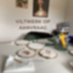 Een verzameling aan viltkunstwerkjes in een atelier
