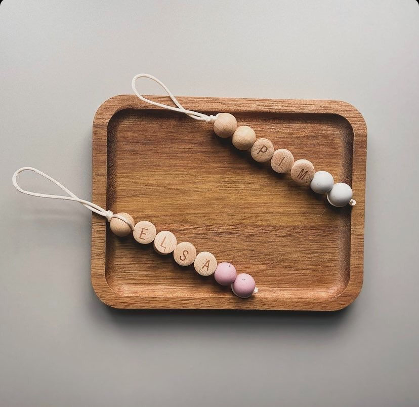Tassenhanger, ritsenhanger of sleutelhanger met naam. Nu ook met ronde houten letterkralen.