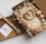Kraamcadeau box met een daisy thema. De box bevat een speenkoord en een wagenspanner met naam, en een bijtring.