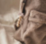 Tassenhanger met purple linnen halve daisy en naam met ronde houten letterkralen aan een tas
