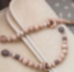 Taupe wagenspanner samen met Ivory spikkel wagenspanner op beige achtergrond.