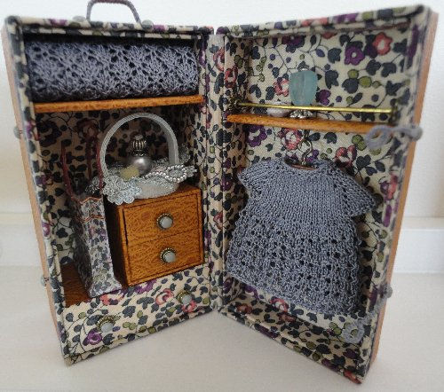 Malle-armoire grise ouverte