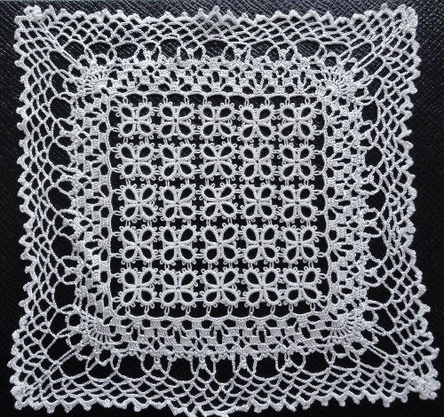 Nappe carrée en frivolité